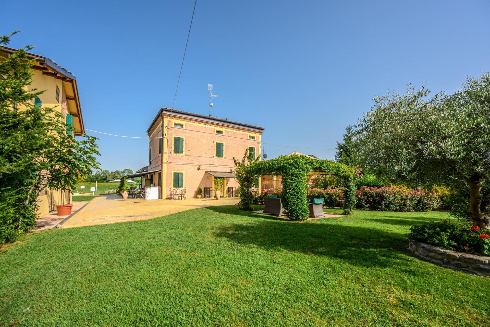 Bed and Breakfast La Casa Di Valeria - Модена Экстерьер фото